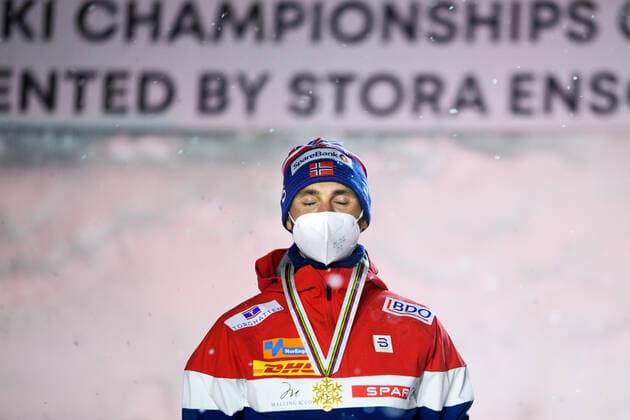 Nordische Ski WM in Oberstdorf, Langlauf, 15km Freistil der Herren, Siegerehrung 210305 Hans Christer Holund of Norway with his gold medal at a medal ceremony for the men s 15 km Free Technique during the FIS Nordic Ski World Championships on March 5, 2021 in Oberstdorf. Photo: Johanna Lundberg BILDBYRAN kod JL JL0099 skidor cross-country skiing langrenn fis nordic world ski championships vm ski-vm skid-vm medaljceremoni medal ceremony 9 bbeng jubel Copyright: JOHANNAxLUNDBERG BB210305JL125
