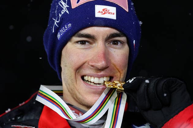 Nordische Ski WM in Oberstdorf, Skispringen, Herren Großschanze, Siegerehrung NORDIC SKIING - FIS Nordic World Ski Championships Oberstdorf 2021 OBERSTDORF,GERMANY,05.MAR.21 - NORDIC SKIING, Ski jumping, Skispringen, Ski, nordisch - FIS Nordic World Ski Championships, large hill, men, award ceremony. Image shows Stefan Kraft (AUT). Keywords: medal. GEPAxpictures xChristianxWalgram
