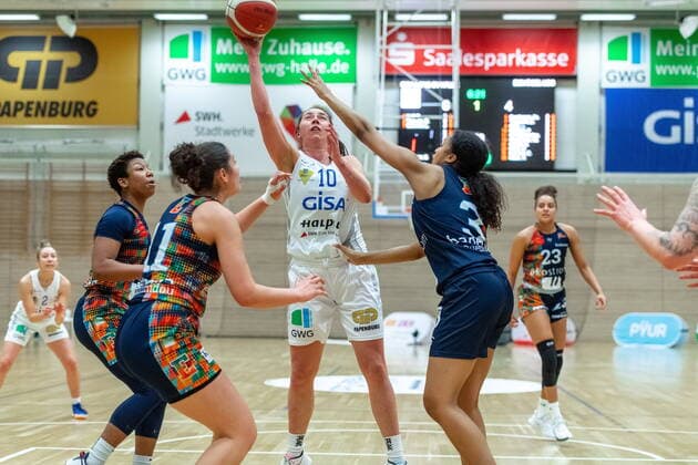 Barbora Kasparkowa (10, GISA Lions SV Halle) gegen Sophie Quedraogo (Freiburg) und Maria Konstantinidou (Freiburg) GISA Lions SV Halle vs. Eisvögel USC Freiburg Basketball - 1. Bundesliga - ERDGAS Sportarena Halle (Saale) 05.03.2021 Foto: Holger John Sachsen-Anhalt Deutschland ERDGAS Sportarena Halle Saale