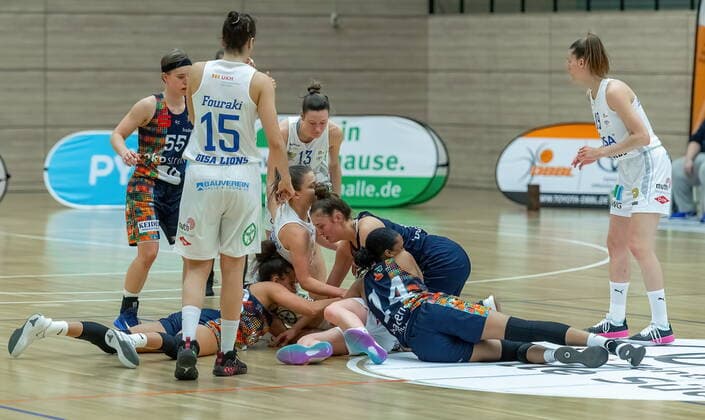 Gerangel auf dem Parkett GISA Lions SV Halle vs. Eisvögel USC Freiburg Basketball - 1. Bundesliga - ERDGAS Sportarena Halle (Saale) 05.03.2021 Foto: Holger John Sachsen-Anhalt Deutschland ERDGAS Sportarena Halle Saale
