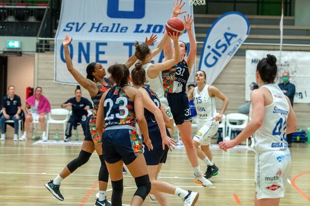 Cassidy Margaret Boensch (Freiburg) und Charlotte Kreuter (13, GISA Lions SV Halle) GISA Lions SV Halle vs. Eisvögel USC Freiburg Basketball - 1. Bundesliga - ERDGAS Sportarena Halle (Saale) 05.03.2021 Foto: Holger John Sachsen-Anhalt Deutschland ERDGAS Sportarena Halle Saale