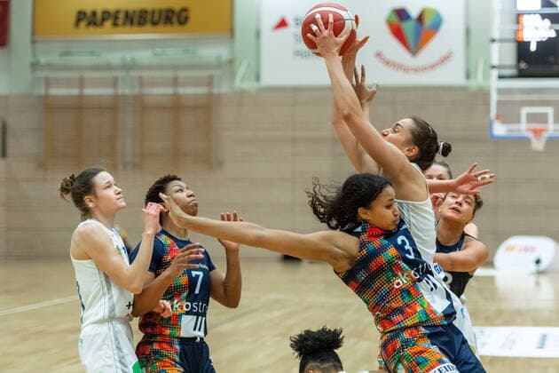 Styliani (Stella) Fouraki (15, GISA Lions SV Halle) gegen Sophie Quedraogo (Freiburg) GISA Lions SV Halle vs. Eisvögel USC Freiburg Basketball - 1. Bundesliga - ERDGAS Sportarena Halle (Saale) 05.03.2021 Foto: Holger John Sachsen-Anhalt Deutschland ERDGAS Sportarena Halle Saale
