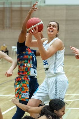 Styliani (Stella) Fouraki (15, GISA Lions SV Halle) gegen Dominique Toussant (Freiburg) GISA Lions SV Halle vs. Eisvögel USC Freiburg Basketball - 1. Bundesliga - ERDGAS Sportarena Halle (Saale) 05.03.2021 Foto: Holger John Sachsen-Anhalt Deutschland ERDGAS Sportarena Halle Saale