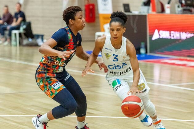 Deeshyra Thomas (03, GISA Lions SV Halle) gegen Dominique Toussant (Freiburg) GISA Lions SV Halle vs. Eisvögel USC Freiburg Basketball - 1. Bundesliga - ERDGAS Sportarena Halle (Saale) 05.03.2021 Foto: Holger John Sachsen-Anhalt Deutschland ERDGAS Sportarena Halle Saale