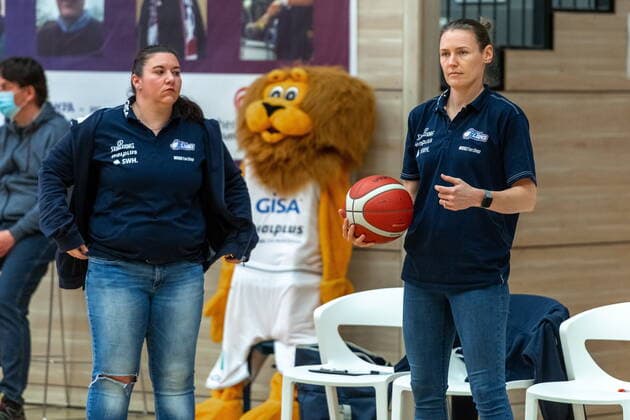 Sandra Rosanke (Head Coach, GISA Lions SV Halle) und Rachael Vanderwal (Co-Trainerin, GISA Lions SV Halle) GISA Lions SV Halle vs. Eisvögel USC Freiburg Basketball - 1. Bundesliga - ERDGAS Sportarena Halle (Saale) 05.03.2021 Foto: Holger John Sachsen-Anhalt Deutschland ERDGAS Sportarena Halle Saale