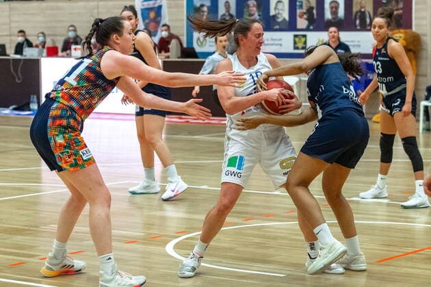 Barbora Kasparkowa (10, GISA Lions SV Halle) gegen Cassidy Margaret Boensch (Freiburg) und Sophie Quedraogo (Freiburg) GISA Lions SV Halle vs. Eisvögel USC Freiburg Basketball - 1. Bundesliga - ERDGAS Sportarena Halle (Saale) 05.03.2021 Foto: Holger John Sachsen-Anhalt Deutschland ERDGAS Sportarena Halle Saale