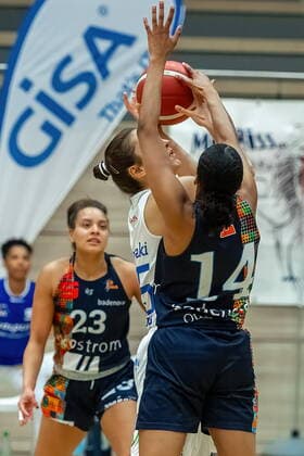 Styliani (Stella) Fouraki (15, GISA Lions SV Halle) gegen Sanata-Lea Ouedraogo (Freiburg) dahinter Daneesha Danielle Provo (Freiburg) GISA Lions SV Halle vs. Eisvögel USC Freiburg Basketball - 1. Bundesliga - ERDGAS Sportarena Halle (Saale) 05.03.2021 Foto: Holger John Sachsen-Anhalt Deutschland ERDGAS Sportarena Halle Saale