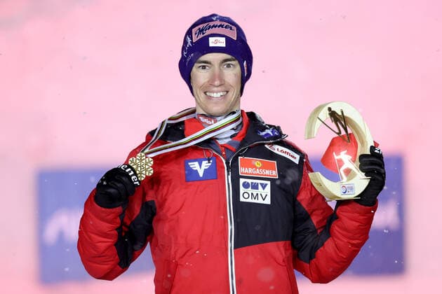 Nordische Ski WM in Oberstdorf, Skispringen, Herren Großschanze, Siegerehrung NORDIC SKIING - FIS Nordic World Ski Championships Oberstdorf 2021 OBERSTDORF,GERMANY,05.MAR.21 - NORDIC SKIING, Ski jumping, Skispringen, Ski, nordisch - FIS Nordic World Ski Championships, large hill, men, award ceremony. Image shows Stefan Kraft (AUT). Keywords: medal. GEPAxpictures xChristianxWalgram