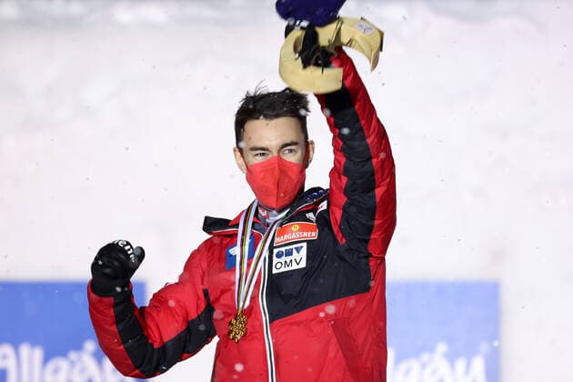 Nordische Ski WM in Oberstdorf, Skispringen, Herren Großschanze, Siegerehrung NORDIC SKIING - FIS Nordic World Ski Championships Oberstdorf 2021 OBERSTDORF,GERMANY,05.MAR.21 - NORDIC SKIING, Ski jumping, Skispringen, Ski, nordisch - FIS Nordic World Ski Championships, large hill, men, award ceremony. Image shows the rejoicing of Stefan Kraft (AUT). Keywords: medal. GEPAxpictures xChristianxWalgram