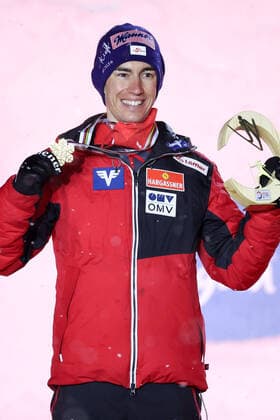 Nordische Ski WM in Oberstdorf, Skispringen, Herren Großschanze, Siegerehrung NORDIC SKIING - FIS Nordic World Ski Championships Oberstdorf 2021 OBERSTDORF,GERMANY,05.MAR.21 - NORDIC SKIING, Ski jumping, Skispringen, Ski, nordisch - FIS Nordic World Ski Championships, large hill, men, award ceremony. Image shows Stefan Kraft (AUT). Keywords: medal. GEPAxpictures xChristianxWalgram