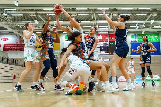 Styliani (Stella) Fouraki (15, GISA Lions SV Halle) gegen Dominique Toussant (Freiburg) GISA Lions SV Halle vs. Eisvögel USC Freiburg Basketball - 1. Bundesliga - ERDGAS Sportarena Halle (Saale) 05.03.2021 Foto: Holger John Sachsen-Anhalt Deutschland ERDGAS Sportarena Halle Saale