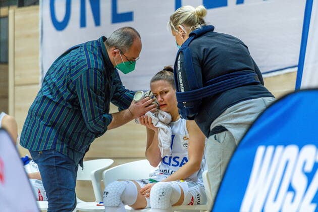 Laura Schinkel (07, GISA Lions SV Halle) wurde am Auge verletzt und behandelt GISA Lions SV Halle vs. Eisvögel USC Freiburg Basketball - 1. Bundesliga - ERDGAS Sportarena Halle (Saale) 05.03.2021 Foto: Holger John Sachsen-Anhalt Deutschland ERDGAS Sportarena Halle Saale