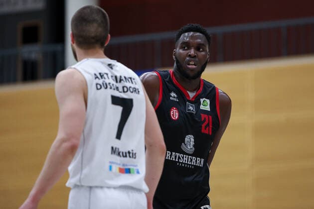 2. Basketball Bundesliga ProB ART Giants Duesseldorf gegen ETV Hamburg, 05.03.2021 Andrius Mikutis ( 7 ART Giants Duesseldorf), Mayika-Linecker Lungongo ( 21 ETV Hamburg); 2. Basketball Bundesliga ProB ART Giants Duesseldorf gegen ETV Hamburg am 05.03.2021, Duesseldorf. Copyright: xBEAUTIFULxSPORTS KennyxBeelex