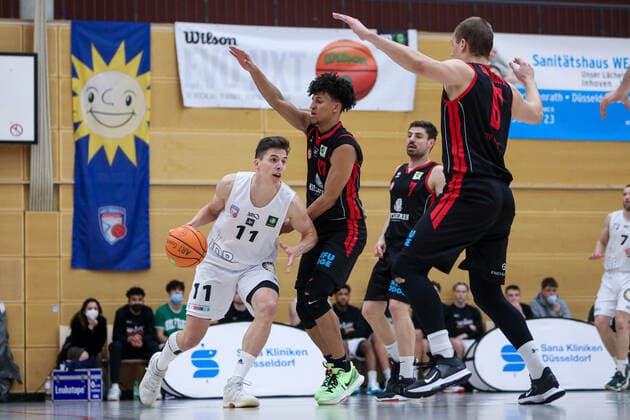 2. Basketball Bundesliga ProB ART Giants Duesseldorf gegen ETV Hamburg, 05.03.2021 Max Gebhardt ( 11 ART Giants Duesseldorf), Mubarak Salami ( 17 ETV Hamburg), Leonard Eckmann ( 6 ETV Hamburg); 2. Basketball Bundesliga ProB ART Giants Duesseldorf gegen ETV Hamburg am 05.03.2021, Duesseldorf. Copyright: xBEAUTIFULxSPORTS KennyxBeelex
