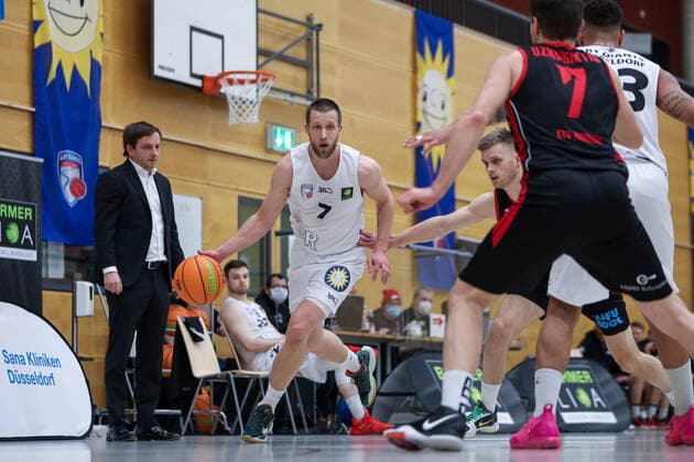 2. Basketball Bundesliga ProB ART Giants Duesseldorf gegen ETV Hamburg, 05.03.2021 Andrius Mikutis ( 7 ART Giants Duesseldorf), Vidmantas Uzkuraitis ( 7 ETV Hamburg); 2. Basketball Bundesliga ProB ART Giants Duesseldorf gegen ETV Hamburg am 05.03.2021, Duesseldorf. Copyright: xBEAUTIFULxSPORTS KennyxBeelex