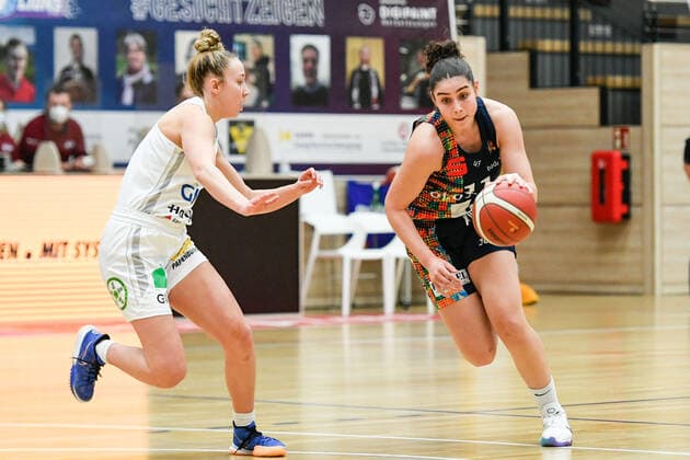Halle, Deutschland 05. Maerz 2021: 1.BBL - Damen - 2020 2021 - Gisa Lions SV Halle vs. USC Freiburg v. li. im Zweikampf Darien Huff (Halle) und Maria Konstantinidou (Freiburg) Erdgas Sportarena Sachsen Anhalt Copyright: xFotostandx xxBallaschx