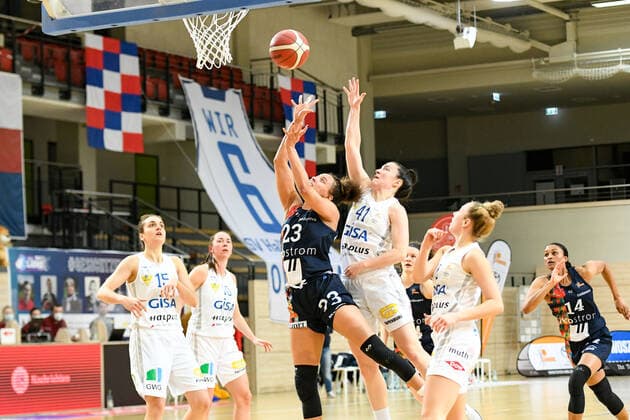 Halle, Deutschland 05. Maerz 2021: 1.BBL - Damen - 2020 2021 - Gisa Lions SV Halle vs. USC Freiburg v. li. im Zweikampf Daneesha Danielle Provo (Freiburg) , Eilidh Simpson (Halle) und Darien Huff (Halle) Erdgas Sportarena Sachsen Anhalt Copyright: xFotostandx xxBallaschx