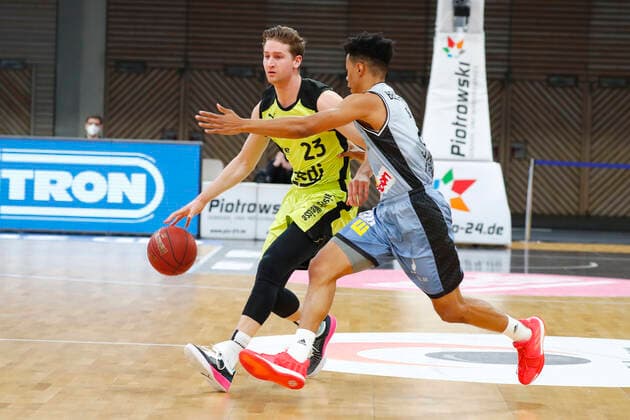 22. Spieltag der easyCredit BBL Basketball Bundesliga am 05.Maerz 2021in der Oberfrankenhalle in Bayreuth Bayern Deutschland Saison 2020-2021 Medi Bayreuth gegen HAKRO Merlins Crailsheim David Walker (Medi Bayreuth23) links Trae Bell-Haynes (HAKRO Merlins Crailsheim 2) rechts