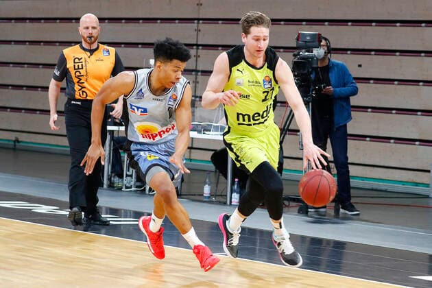 22. Spieltag der easyCredit BBL Basketball Bundesliga am 05.Maerz 2021in der Oberfrankenhalle in Bayreuth Bayern Deutschland Saison 2020-2021 Medi Bayreuth gegen HAKRO Merlins Crailsheim David Walker (Medi Bayreuth23) rechts Trae Bell-Haynes (HAKRO Merlins Crailsheim 2) links