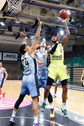22. Spieltag der easyCredit BBL Basketball Bundesliga am 05.Maerz 2021in der Oberfrankenhalle in Bayreuth Bayern Deutschland Saison 2020-2021 Medi Bayreuth gegen HAKRO Merlins Crailsheim Dererk Pardon (Medi Bayreuth 0) rechts Jeremy Jones (HAKRO Merlins Crailsheim 24) links