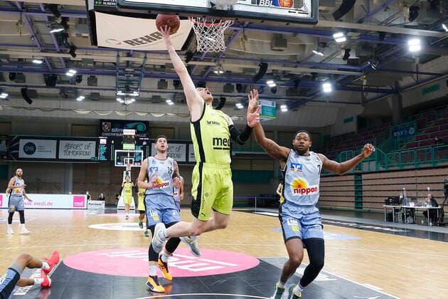 22. Spieltag der easyCredit BBL Basketball Bundesliga am 05.Maerz 2021in der Oberfrankenhalle in Bayreuth Bayern Deutschland Saison 2020-2021 Medi Bayreuth gegen HAKRO Merlins Crailsheim Osvaldas Olisevicius (Medi Bayreuth 31) links Haywood Highsmith (HAKRO Merlins Crailsheim 7) rechts