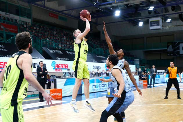 22. Spieltag der easyCredit BBL Basketball Bundesliga am 05.Maerz 2021in der Oberfrankenhalle in Bayreuth Bayern Deutschland Saison 2020-2021 Medi Bayreuth gegen HAKRO Merlins Crailsheim Osvaldas Olisevicius (Medi Bayreuth 31) links Haywood Highsmith (HAKRO Merlins Crailsheim 7) rechts