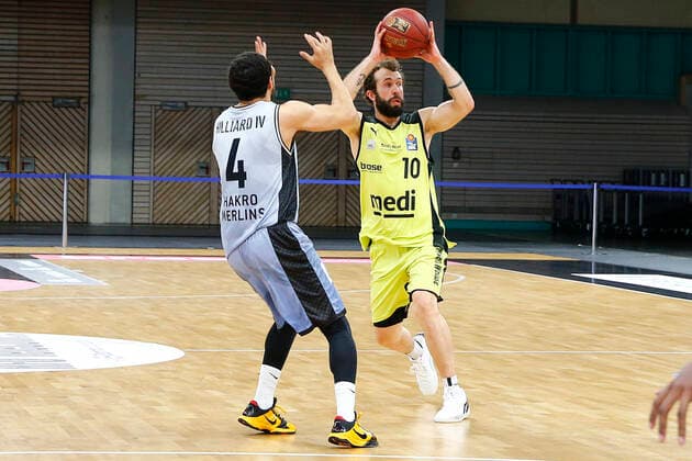 22. Spieltag der easyCredit BBL Basketball Bundesliga am 05.Maerz 2021in der Oberfrankenhalle in Bayreuth Bayern Deutschland Saison 2020-2021 Medi Bayreuth gegen HAKRO Merlins Crailsheim Bastian Doreth (Medi Bayreuth 10) rechts Nimrod Hilliard IV (HAKRO Merlins Crailsheim 4) links