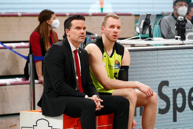 22. Spieltag der easyCredit BBL Basketball Bundesliga am 05.Maerz 2021in der Oberfrankenhalle in Bayreuth Bayern Deutschland Saison 2020-2021 Medi Bayreuth gegen HAKRO Merlins Crailsheim Raoul Korner (Medi Bayreuth) Trainer links Osvaldas Olisevicius (Medi Bayreuth 31) rechts