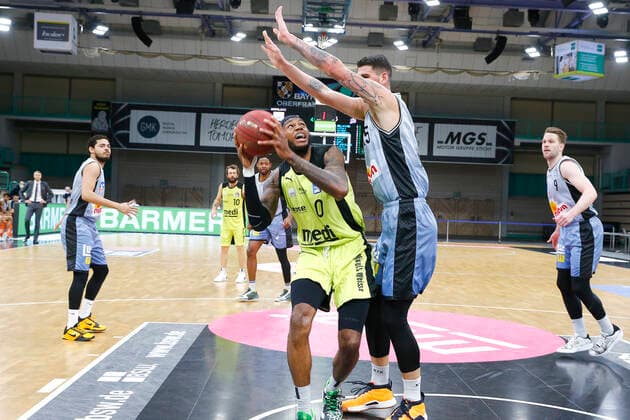 22. Spieltag der easyCredit BBL Basketball Bundesliga am 05.Maerz 2021in der Oberfrankenhalle in Bayreuth Bayern Deutschland Saison 2020-2021 Medi Bayreuth gegen HAKRO Merlins Crailsheim Dererk Pardon (Medi Bayreuth 0) links Bogdan Radosavljevic (HAKRO Merlins Crailsheim 15) rechts