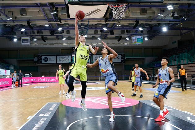 22. Spieltag der easyCredit BBL Basketball Bundesliga am 05.Maerz 2021in der Oberfrankenhalle in Bayreuth Bayern Deutschland Saison 2020-2021 Medi Bayreuth gegen HAKRO Merlins Crailsheim Andreas Seiferth (Medi Bayreuth 11) links Jamuni McNeace (HAKRO Merlins Crailsheim 17) rechts