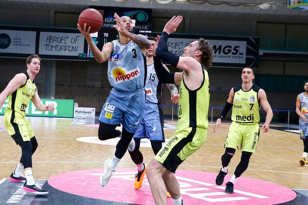 22. Spieltag der easyCredit BBL Basketball Bundesliga am 05.Maerz 2021in der Oberfrankenhalle in Bayreuth Bayern Deutschland Saison 2020-2021 Medi Bayreuth gegen HAKRO Merlins Crailsheim Matthew Tiby (Medi Bayreuth 15) rechts Maurice Stuckey (HAKRO Merlins Crailsheim 3) links