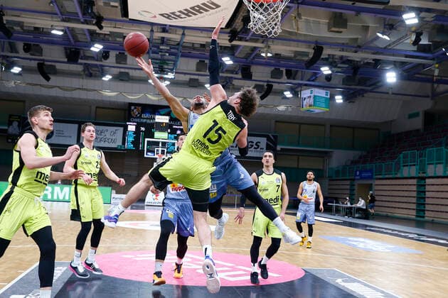 Sport Bilder des Tages 22. Spieltag der easyCredit BBL Basketball Bundesliga am 05.Maerz 2021in der Oberfrankenhalle in Bayreuth Bayern Deutschland Saison 2020-2021 Medi Bayreuth gegen HAKRO Merlins Crailsheim Matthew Tiby (Medi Bayreuth 15) rechts Maurice Stuckey (HAKRO Merlins Crailsheim 3) links