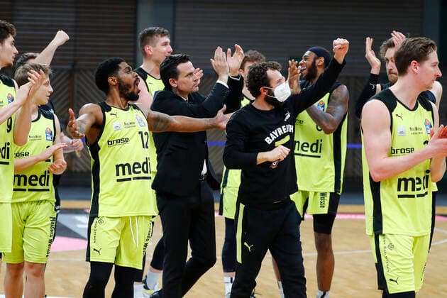 22. Spieltag der easyCredit BBL Basketball Bundesliga am 05.Maerz 2021in der Oberfrankenhalle in Bayreuth Bayern Deutschland Saison 2020-2021 Medi Bayreuth gegen HAKRO Merlins Crailsheim Lazeric Jones (Medi Bayreuth 12) links Raoul Korner (Medi Bayreuth) Trainer mitte Bastian Doreth (Medi Bayreuth 10) rechts