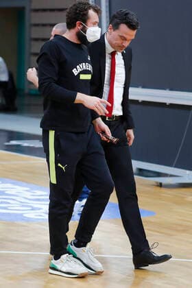 22. Spieltag der easyCredit BBL Basketball Bundesliga am 05.Maerz 2021in der Oberfrankenhalle in Bayreuth Bayern Deutschland Saison 2020-2021 Medi Bayreuth gegen HAKRO Merlins Crailsheim Bastian Doreth (Medi Bayreuth 10) links verletzt Raoul Korner (Medi Bayreuth) Trainer rechts