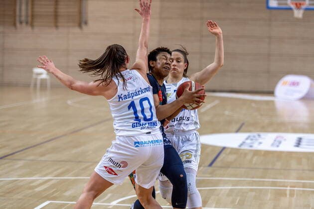 Dominique Toussant (Freiburg) gegen Barbora Kasparkowa (10, GISA Lions SV Halle) und Laura Schinkel (07, GISA Lions SV Halle) GISA Lions SV Halle vs. Eisvögel USC Freiburg Basketball - 1. Bundesliga - ERDGAS Sportarena Halle (Saale) 05.03.2021 Foto: Holger John Sachsen-Anhalt Deutschland ERDGAS Sportarena Halle Saale