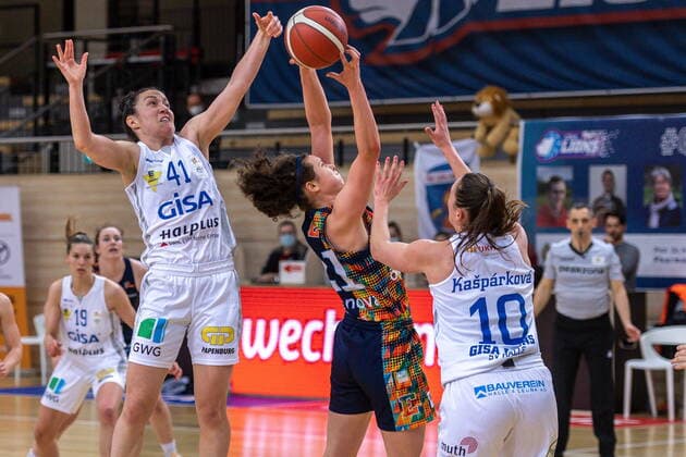 Emilly Maria Kapitza (Freiburg) holt sich den Ball unterm Korb gegen Barbora Kasparkowa (10, GISA Lions SV Halle), Darien Huff (02, GISA Lions SV Halle) und Eilidh Simpson (41, GISA Lions SV Halle) GISA Lions SV Halle vs. Eisvögel USC Freiburg Basketball - 1. Bundesliga - ERDGAS Sportarena Halle (Saale) 05.03.2021 Foto: Holger John Sachsen-Anhalt Deutschland ERDGAS Sportarena Halle Saale