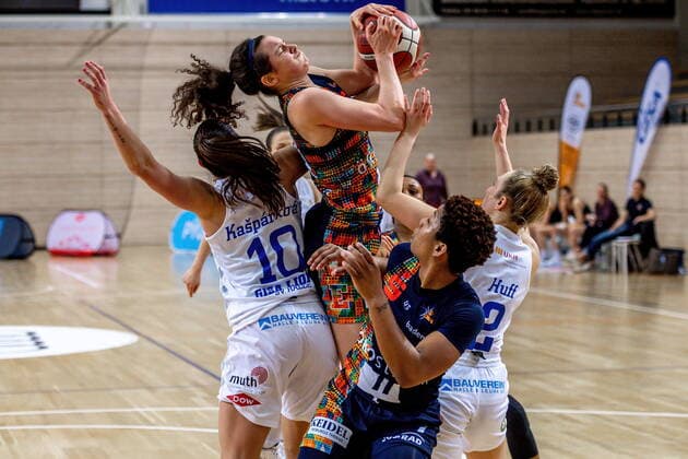 Emilly Maria Kapitza (Freiburg) holt sich den Ball unterm Korb gegen Barbora Kasparkowa (10, GISA Lions SV Halle), Darien Huff (02, GISA Lions SV Halle) und Eilidh Simpson (41, GISA Lions SV Halle) GISA Lions SV Halle vs. Eisvögel USC Freiburg Basketball - 1. Bundesliga - ERDGAS Sportarena Halle (Saale) 05.03.2021 Foto: Holger John Sachsen-Anhalt Deutschland ERDGAS Sportarena Halle Saale