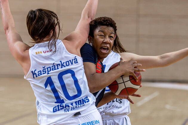 Sport Bilder des Tages Dominique Toussant (Freiburg) gegen Barbora Kasparkowa (10, GISA Lions SV Halle) und Laura Schinkel (07, GISA Lions SV Halle) GISA Lions SV Halle vs. Eisvögel USC Freiburg Basketball - 1. Bundesliga - ERDGAS Sportarena Halle (Saale) 05.03.2021 Foto: Holger John Sachsen-Anhalt Deutschland ERDGAS Sportarena Halle Saale