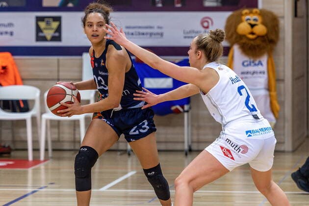 Daneesha Danielle Provo (Freiburg) und Darien Huff (02, GISA Lions SV Halle) GISA Lions SV Halle vs. Eisvögel USC Freiburg Basketball - 1. Bundesliga - ERDGAS Sportarena Halle (Saale) 05.03.2021 Foto: Holger John Sachsen-Anhalt Deutschland ERDGAS Sportarena Halle Saale