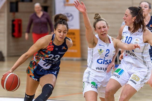 Daneesha Danielle Provo (Freiburg) gegen Darien Huff (02, GISA Lions SV Halle) und Barbora Kasparkowa (10, GISA Lions SV Halle) GISA Lions SV Halle vs. Eisvögel USC Freiburg Basketball - 1. Bundesliga - ERDGAS Sportarena Halle (Saale) 05.03.2021 Foto: Holger John Sachsen-Anhalt Deutschland ERDGAS Sportarena Halle Saale