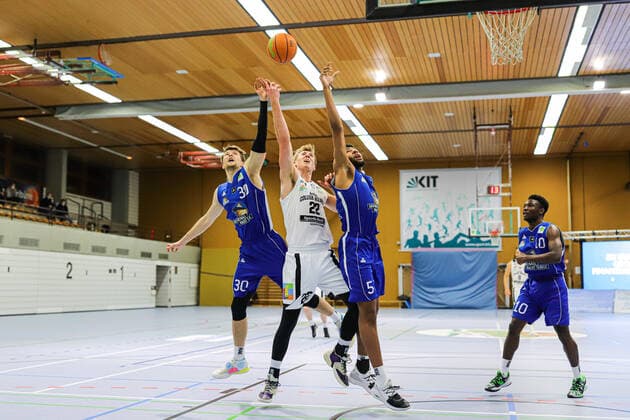 05.03.21, Herren, Basketball, Saison 2020 2021, 2. Bundesliga, Pro B Süd, College Wizards - FRAPORT SKYLINERS Juniors Eyke Prahst (College Wizards 22) am Ball im Zweikampf mit Matthew Meredith (Frankfurt 30) und Jordan Samare (Frankfurt 30) Karlsruhe Institut für und Sportwissenschaft (IfSS) Baden-Württemberg Germany
