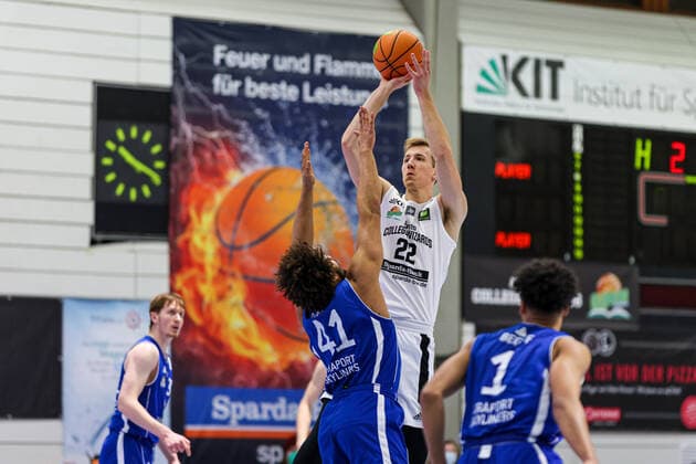 05.03.21, Herren, Basketball, Saison 2020 2021, 2. Bundesliga, Pro B Süd, College Wizards - FRAPORT SKYLINERS Juniors Eyke Prahst (College Wizards 22) Spinat zum Wurf gegen Noah Kamdem (Frankfurt 41) Karlsruhe Institut für und Sportwissenschaft (IfSS) Baden-Württemberg Germany