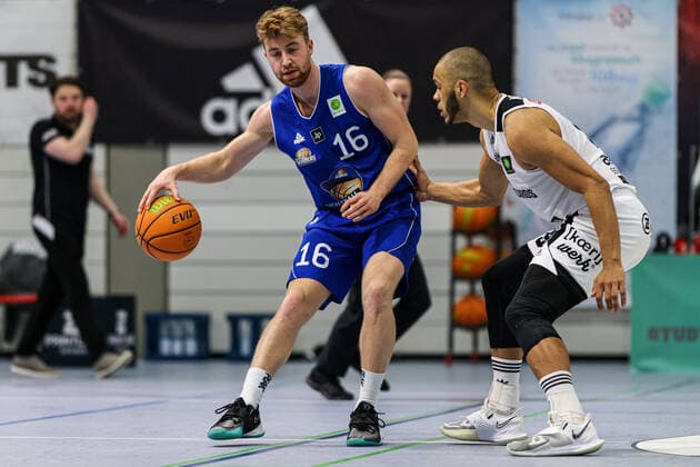 05.03.21, Herren, Basketball, Saison 2020 2021, 2. Bundesliga, Pro B Süd, College Wizards - FRAPORT SKYLINERS Juniors Philipp Hadenfeldt (Frankfurt 16) dribbelt gegen Marcel Davis (College Wizards 9) Karlsruhe Institut für und Sportwissenschaft (IfSS) Baden-Württemberg Germany