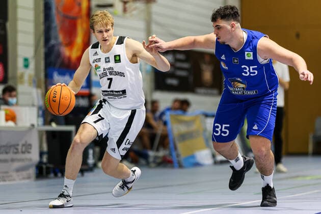 05.03.21, Herren, Basketball, Saison 2020 2021, 2. Bundesliga, Pro B Süd, College Wizards - FRAPORT SKYLINERS Juniors Nils Maisel (College Wizards 7) am Ball im Angriff gegen Dem Akbayir (Frankfurt 35) Karlsruhe Institut für und Sportwissenschaft (IfSS) Baden-Württemberg Germany