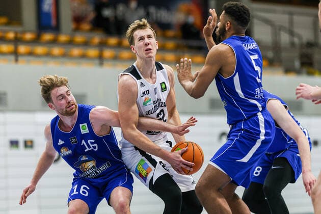05.03.21, Herren, Basketball, Saison 2020 2021, 2. Bundesliga, Pro B Süd, College Wizards - FRAPORT SKYLINERS Juniors Eyke Prahst (College Wizards 22) wird im Angriff gefault. Karlsruhe Institut für und Sportwissenschaft (IfSS) Baden-Württemberg Germany