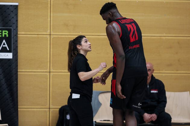 2. Basketball Bundesliga ProB ART Giants Duesseldorf gegen ETV Hamburg, 05.03.2021 Suekran Gencay (Trainerin ETV Hamburg), Mayika-Linecker Lungongo ( 21 ETV Hamburg); 2. Basketball Bundesliga ProB ART Giants Duesseldorf gegen ETV Hamburg am 05.03.2021, Duesseldorf. Copyright: xBEAUTIFULxSPORTS KennyxBeelex