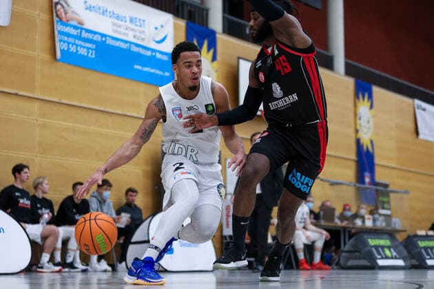 2. Basketball Bundesliga ProB ART Giants Duesseldorf gegen ETV Hamburg, 05.03.2021 Dennis Mavin ( 2 ART Giants Duesseldorf), Abdulai Abaker ( 45 ETV Hamburg); 2. Basketball Bundesliga ProB ART Giants Duesseldorf gegen ETV Hamburg am 05.03.2021, Duesseldorf. Copyright: xBEAUTIFULxSPORTS KennyxBeelex
