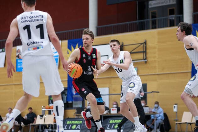 2. Basketball Bundesliga ProB ART Giants Duesseldorf gegen ETV Hamburg, 05.03.2021 Max Gebhardt ( 11 ART Giants Duesseldorf), Jan Gust ( 12 ETV Hamburg), Finn Pook ( 10 ART Giants Duesseldorf); 2. Basketball Bundesliga ProB ART Giants Duesseldorf gegen ETV Hamburg am 05.03.2021, Duesseldorf. Copyright: xBEAUTIFULxSPORTS KennyxBeelex
