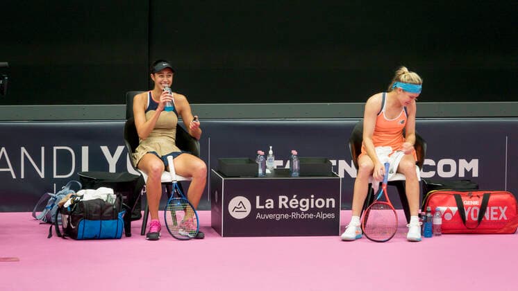 Olga DANILOVIC (SRB) Eugenie BOUCHARD (CAN) en 1 2 finale de l Open 6eme Sens MÃ tropole de Lyon TENNIS : Open 6eme Sens - Palais des sports Lyon - 06 03 2021 SandrineTHESILLAT Panoramic 