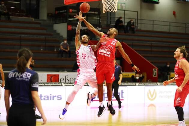 Chris Babb (Bonn) im Zweikampf mit Brandon Thomas (Giessen) Jobstairs Giessen 46ers vs Telekom Baskets Bonn, Basketball, easyCredit BBL, 06.03.2021 Jobstairs Giessen 46ers vs Telekom Baskets Bonn, Basketball, easyCredit BBL, 06.03.2021 Giessen Copyright: xEibner-Pressefotox EP_RWS
